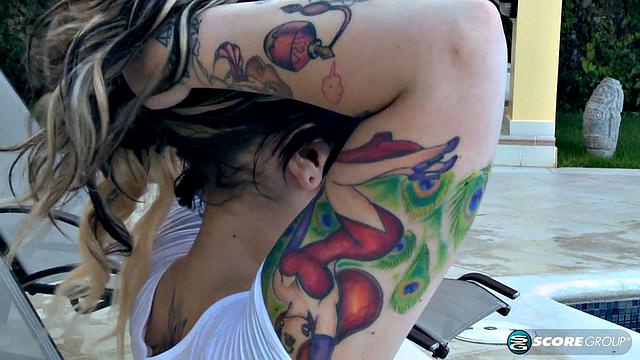 Big Tit Skinny Dip: Dors Feline