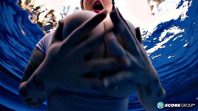 Big Tit Skinny Dip: Dors Feline