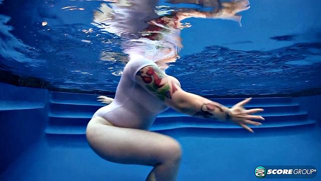 Big Tit Skinny Dip: Dors Feline