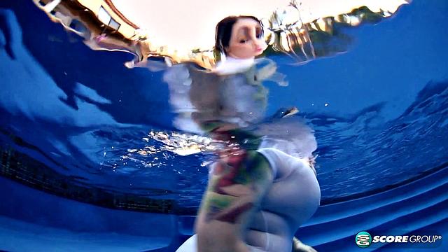 Big Tit Skinny Dip: Dors Feline