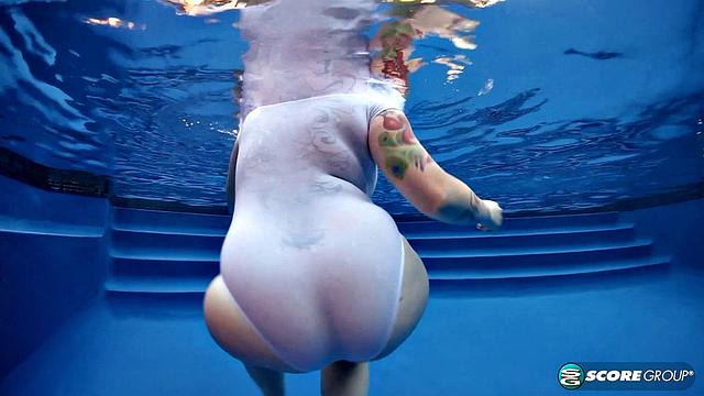 Big Tit Skinny Dip: Dors Feline