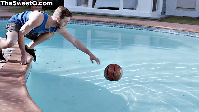 21yo babe gets doggystyled by lover