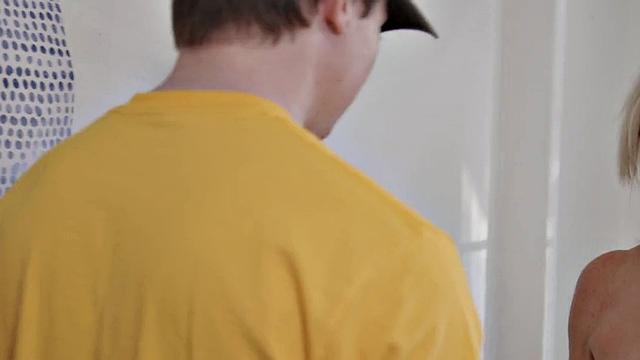 Зрелая йога-блондинка трахается с молодым, балует грудью и тугой киской