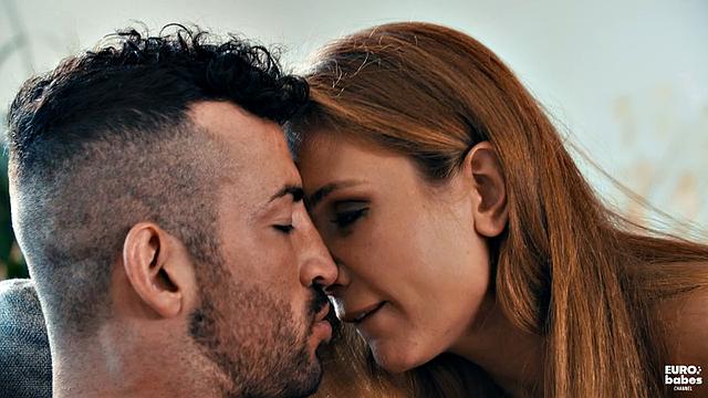 Максимо Гарсиа разводится с Мэри Рок и не может сдержаться, когда видит её шикарную жопу на диване.