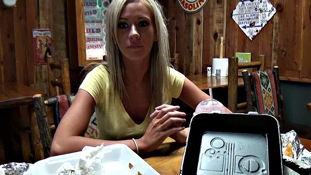 три развратные стервы устроили жаркую оргию в захолустном мотеле