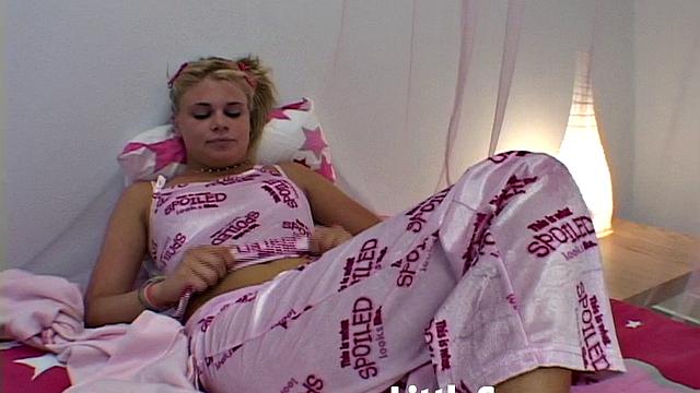 Hot solo teen Summer fingers her pussy