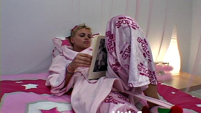 Hot solo teen Summer fingers her pussy