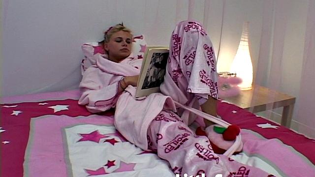 Little Summer трогает себя пальцами и стонет от удовольствия перед камерой POV.