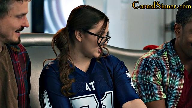 21yo petite babe pounded in 3some