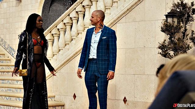 Смотри, как Ана Foxxx доминирует над богатой блондинкой и трахается с женой мэра в особняке власти города хаоса.