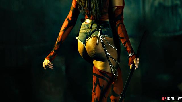 Смотри, как Ана Foxxx доминирует над богатой блондинкой и трахается с женой мэра в особняке власти города хаоса.