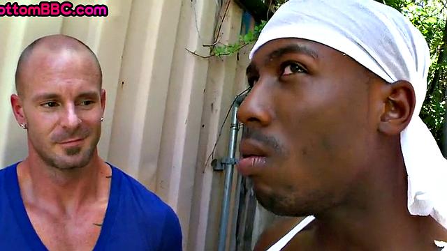 любитель халявы получил белый хер в жопу вместо добычи