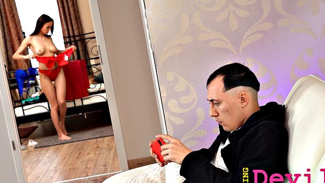 GIRLSRIMMING - Stunning Nicole Love giving a juicy rimjob to boyfriend