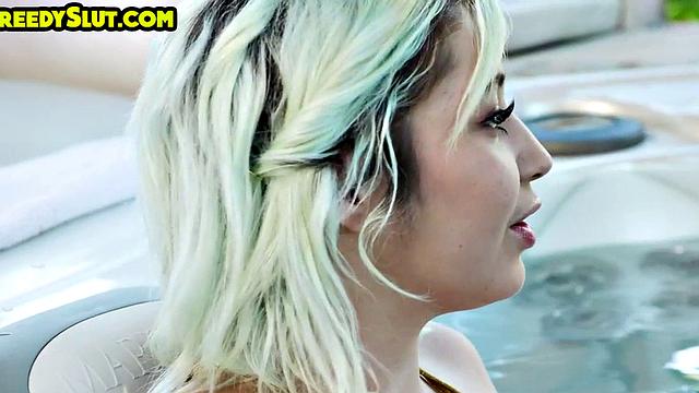 смотри, как развратная няня трахается на улице раком