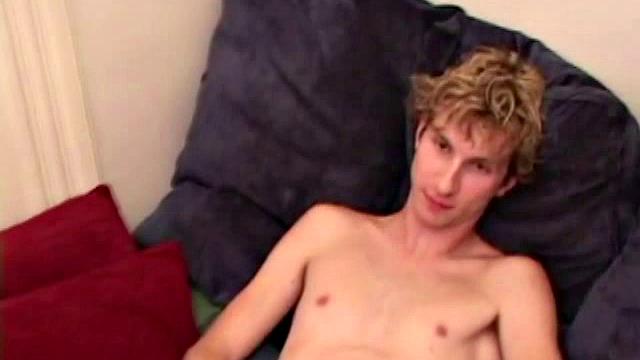 Дженсон МакГилл дрочит толстый член, трогает свою жопу и кончает себе на лицо