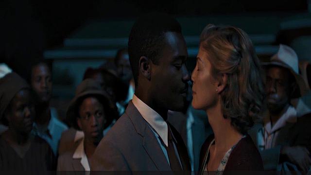 росамунд пайк срывает покровы в откровенных сценах