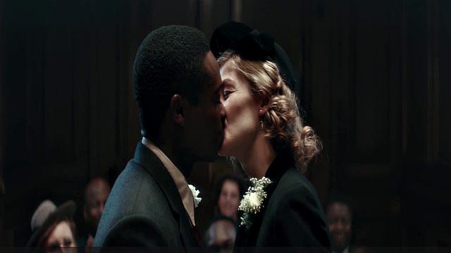 росамунд пайк срывает покровы в откровенных сценах