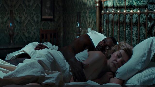 росамунд пайк срывает покровы в откровенных сценах