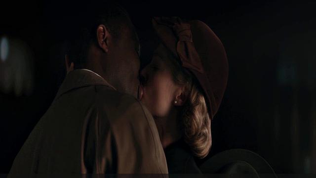 росамунд пайк срывает покровы в откровенных сценах