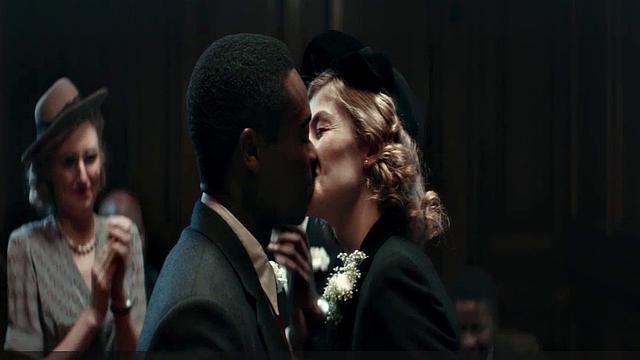 росамунд пайк срывает покровы в откровенных сценах