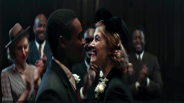 росамунд пайк срывает покровы в откровенных сценах