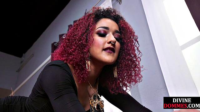 Рыжая госпожа наказывает мужчину и бьет его по яйцам ремнем.