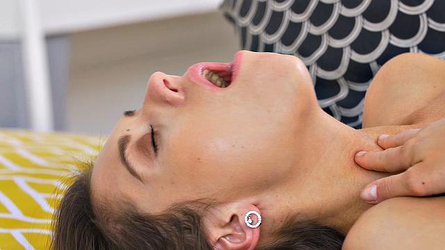 Адель Морель и Сабриссе превращают диван в лесбийский стендап