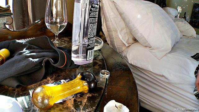 пышная блондинка в очках играет с натуральной грудью