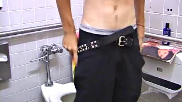 Дэн драчит в сортире и обливает спермой свой скейт