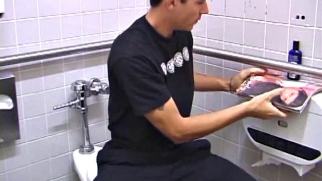 Дэн драчит в сортире и обливает спермой свой скейт