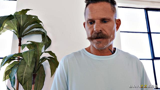 блондинка соблазняет тренера и получает жёсткий анал прямо в зале