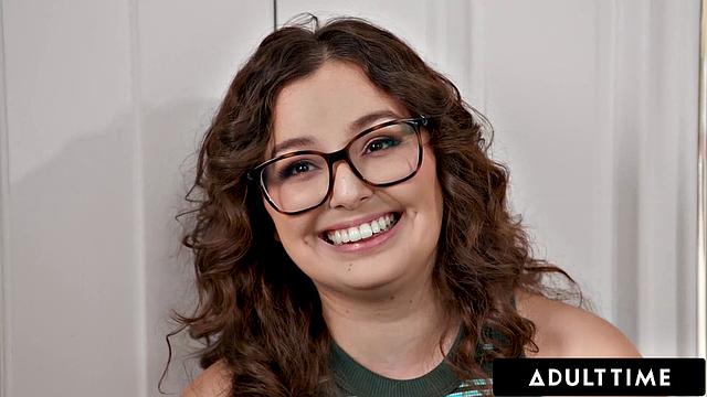Adult Time - Возбуждённая Лина Ловингс бросает учёбу, когда горячая сводная кузина приходит и хочет трахаться