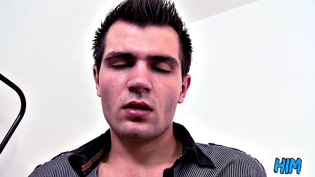 Парень на гей кастинге доказывает свои умения ртом и готовит зад к траху.