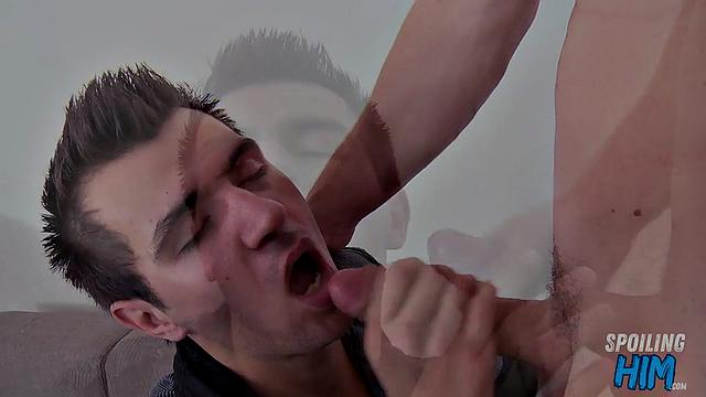 Парень на гей кастинге доказывает свои умения ртом и готовит зад к траху.