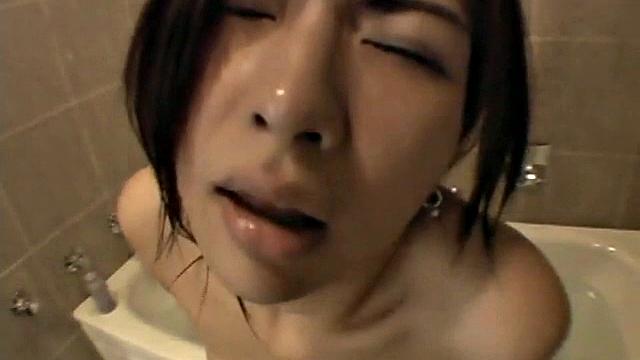 японка сосет и ласкает грудь в ванне