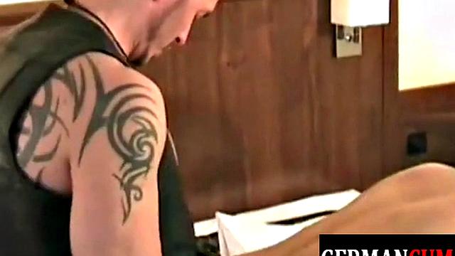 накачанные немцы по очереди кончают ему в рот втроём