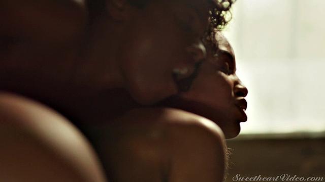 Охранница и заключённая устраивают лесбийский секс в душевой тюрьмы