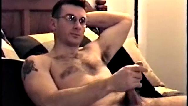 смотри, как этот натурал дрочит свой здоровый член