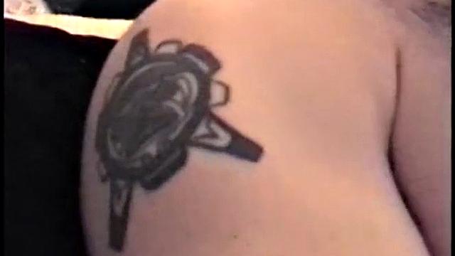 смотри, как этот натурал дрочит свой здоровый член