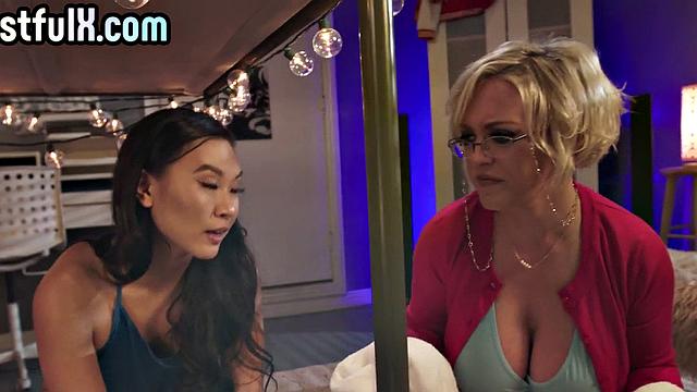 Squirting ebony and her Asian BFF muffdiving in 3some.