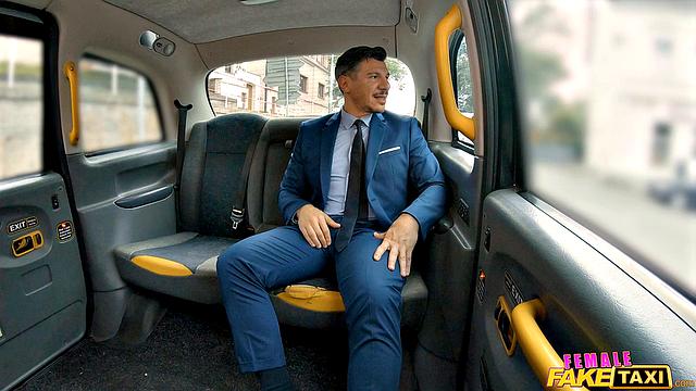 деловой самец трахается с развратной брюнеткой в такси и кончает ей в рот
