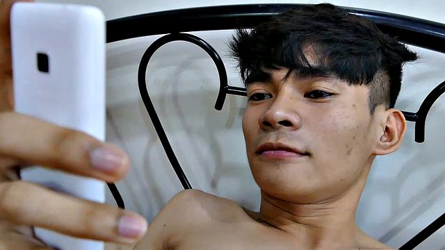 When Felix finds himself alone he ilkes to play a porn clip on his smart phone and have a good wank. Felix has a fetish for male feet, so he starts by teasing you with his smooth sexy soles. He loves to jerk off to his gay porn.