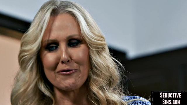 Смотри, как зрелая блондинка кайфует от жёсткого секса с мужиком.