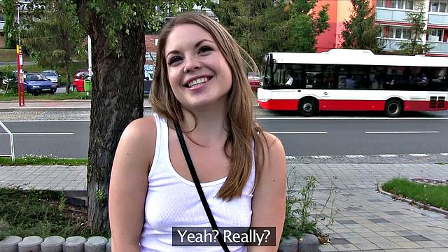 Стройная блондинка в лосинах сосёт и трахается на улице