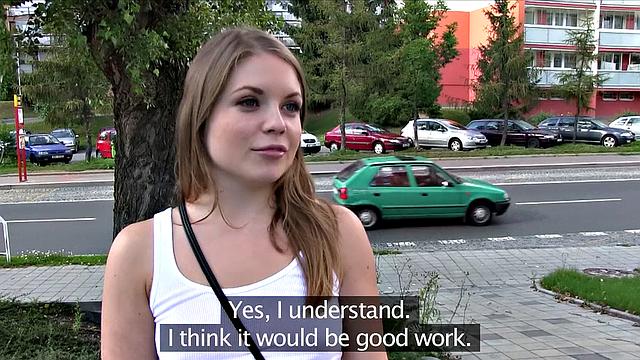 Стройная блондинка в лосинах сосёт и трахается на улице