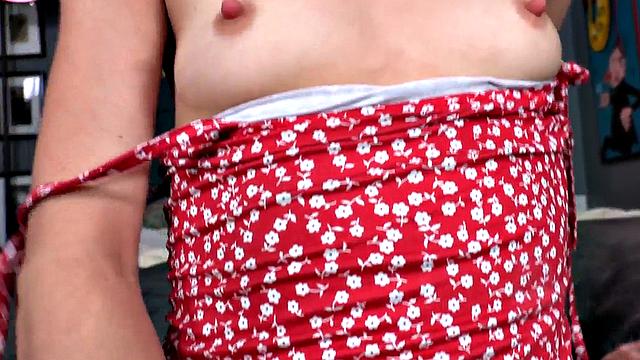 Худенькая любительница с упругой грудью скачет в догги стиле на камеру