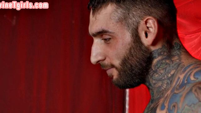 Deepthroating Tranny gets barebacked by lover in red room