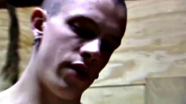 Шейн дрочит мощно и заливает все спермой