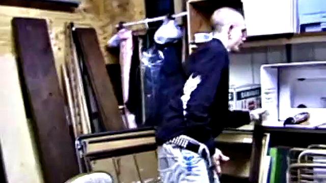 Шейн дрочит мощно и заливает все спермой