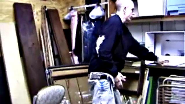 Шейн дрочит мощно и заливает все спермой